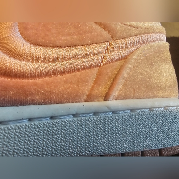 SOLD- JORDAN WMNS AIR JORDAN 1 LOW SE"Pink Velvet" - Picture 9 of 12